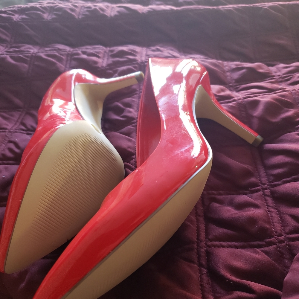NWOT Lipstick Red 7.5m BCBGENERATION 3" heels